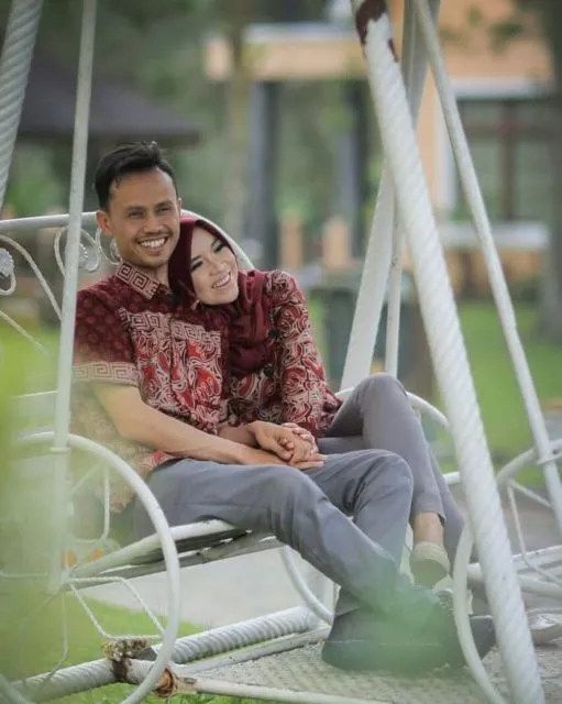 9 Ide Foto Prewedding dalam Setelan Batik. Jauh dari Kesan Kaku, Justru Terlihat Lebih Estetik! 12
