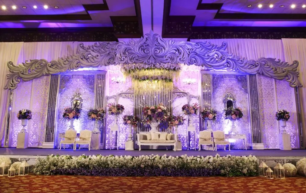 8 Ide Dekorasi Pelaminan Nuansa Ungu. Manis, Elegan dan Banyak Banget Penggemarnya! 13