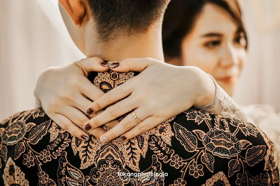 9 Ide Foto Prewedding dalam Setelan Batik. Jauh dari Kesan Kaku, Justru Terlihat Lebih Estetik! 16