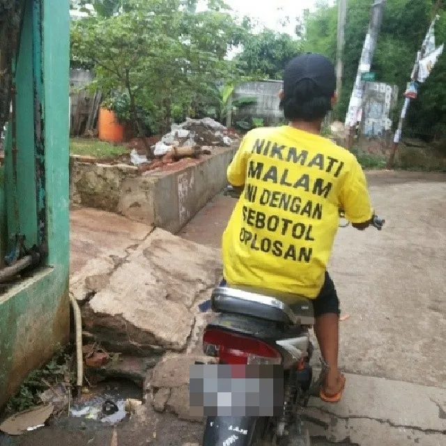 Deretan Kaus Bertulisan Absurd ini Bikin Kita Gagal Fokus. Ini mah Polusi Mata dan Visual! :( 18