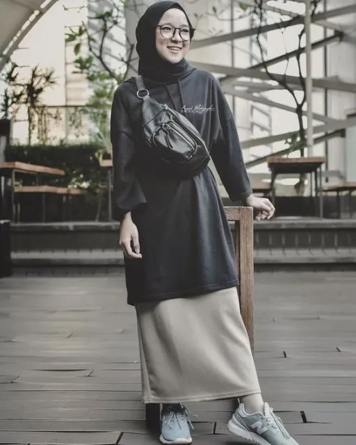 9 Potret Hijabers yang Santun Banget Pakai Tunik dan Rok. Kombinasi yang Sempurna! 10