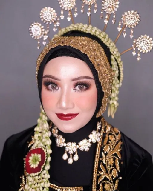13 Aplikasi Lipstik Merah pada Make-up Pernikahan. Tampil Standout Bisa kok Tetap Elegan~ 16