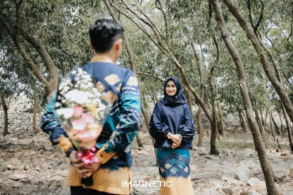 9 Ide Foto Prewedding dalam Setelan Batik. Jauh dari Kesan Kaku, Justru Terlihat Lebih Estetik! 14