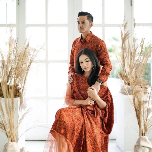 9 Ide Foto Prewedding dalam Setelan Batik. Jauh dari Kesan Kaku, Justru Terlihat Lebih Estetik! 13