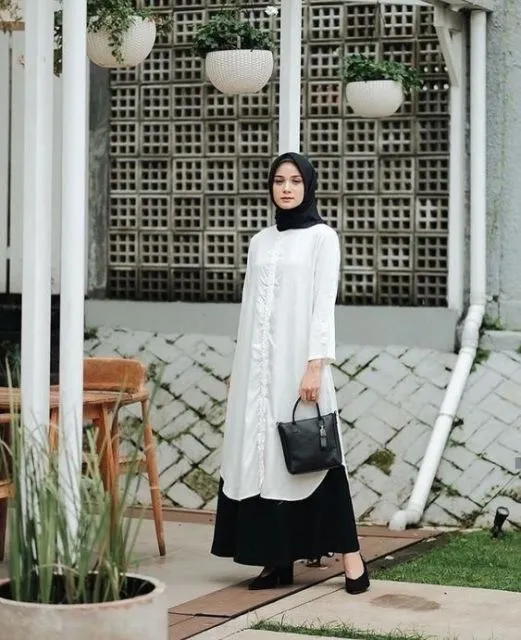 9 Potret Hijabers yang Santun Banget Pakai Tunik dan Rok. Kombinasi yang Sempurna! 18