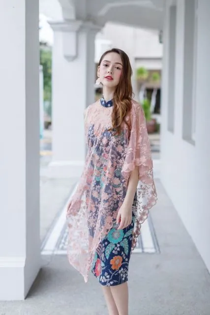 Jadi Unik dan Cantik, Ini 5 Potret Dress Batik yang Sudah Dirombak Secara Kreatif 8
