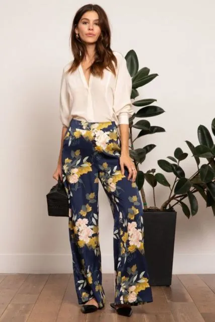 5 Alasan Kenapa Mulai Sekarang Jangan Ragu Lagi Pakai Kulot Motif Bunga. Cantik dan Elegan! 10