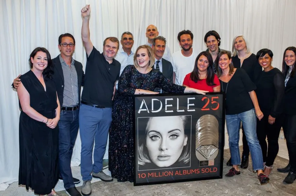 8 Tips Mengatur Keuangan Ala Adele. Pelit ke Diri Sendiri dan Nggak Gengsi Beli Barang Bekas 10