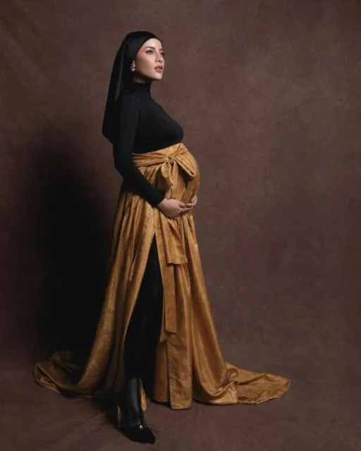 11 Ide Maternity Photoshoot ala Aghnia Punjabi. Hamil Besar, Kecantikannya Makin Bersinar~ 16