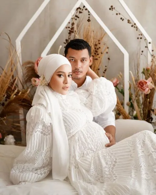 11 Ide Maternity Photoshoot ala Aghnia Punjabi. Hamil Besar, Kecantikannya Makin Bersinar~ 21