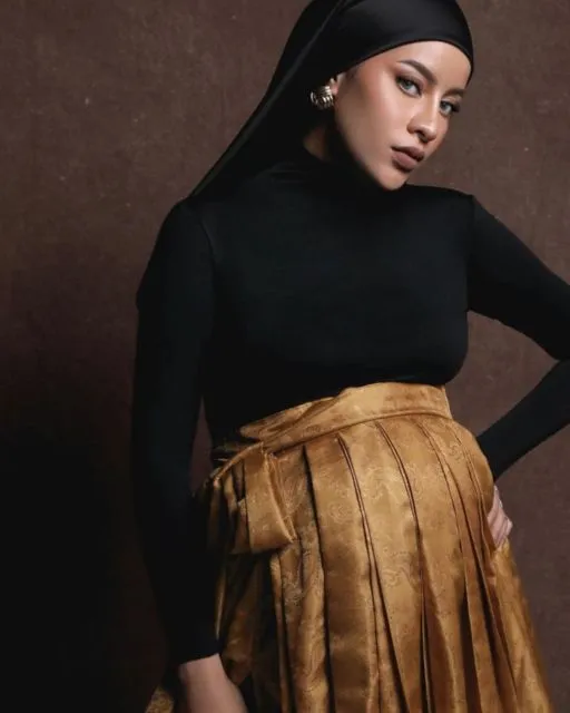 11 Ide Maternity Photoshoot ala Aghnia Punjabi. Hamil Besar, Kecantikannya Makin Bersinar~ 15