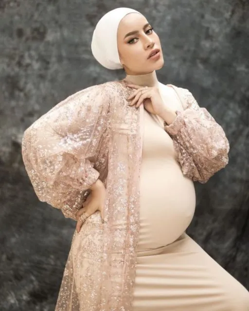 11 Ide Maternity Photoshoot ala Aghnia Punjabi. Hamil Besar, Kecantikannya Makin Bersinar~ 12