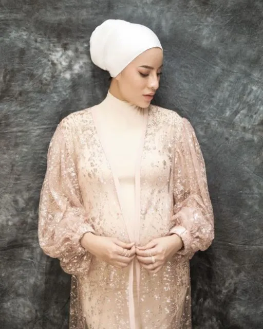 11 Ide Maternity Photoshoot ala Aghnia Punjabi. Hamil Besar, Kecantikannya Makin Bersinar~ 14