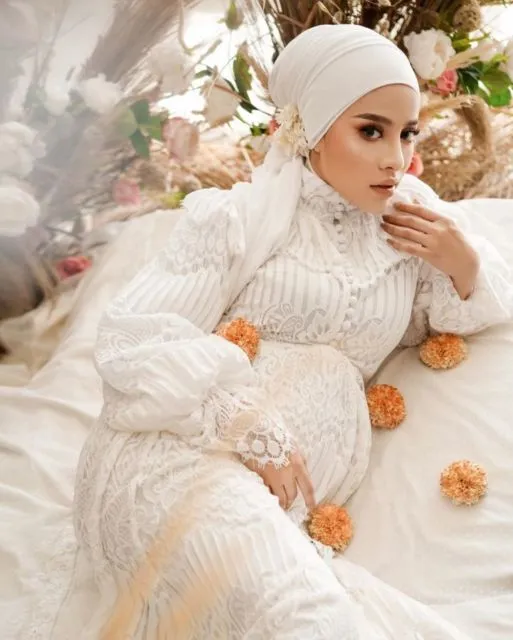 11 Ide Maternity Photoshoot ala Aghnia Punjabi. Hamil Besar, Kecantikannya Makin Bersinar~ 20