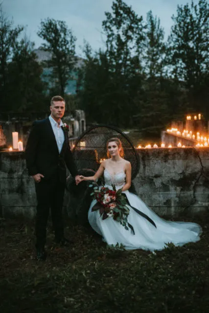 8 Ide Unik Foto Pasangan Pengantin Tema Halloween. Super Nyentrik, tapi Nggak Gitu Seram kok~ 16