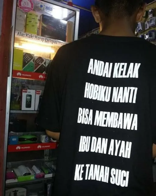 Deretan Kaus Bertulisan Absurd ini Bikin Kita Gagal Fokus. Ini mah Polusi Mata dan Visual! :( 14