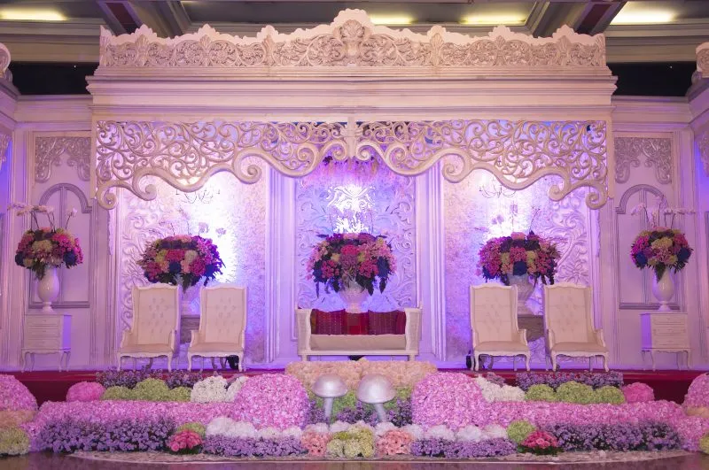 8 Ide Dekorasi Pelaminan Nuansa Ungu. Manis, Elegan dan Banyak Banget Penggemarnya! 11
