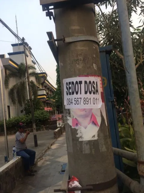 Beginilah Jadinya Kalau Pamflet Iklan Sedot WC Ditempelin Nggak pada Tempatnya. Kacau Bener! 17