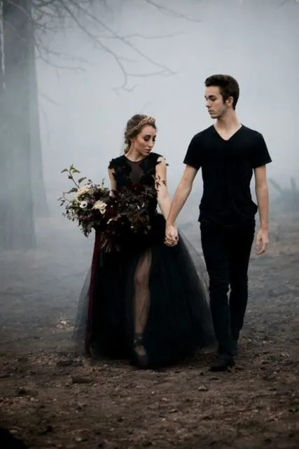 8 Ide Unik Foto Pasangan Pengantin Tema Halloween. Super Nyentrik, tapi Nggak Gitu Seram kok~ 12