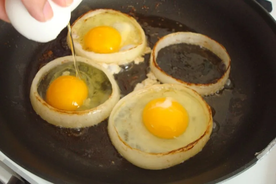 Telur Mata Sapi yang Setengah Matang Bisa Sempurna Bentuknya dengan 7 Trik ini. Oo, Begini? 13