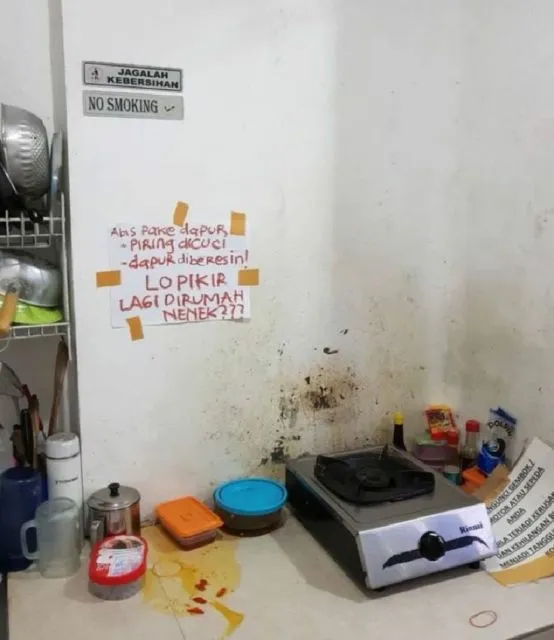 Kerasnya Kehidupan Kos Cewek Tergambar dalam 11 Tempelan Dinding ini. Senggol Bacok! 20