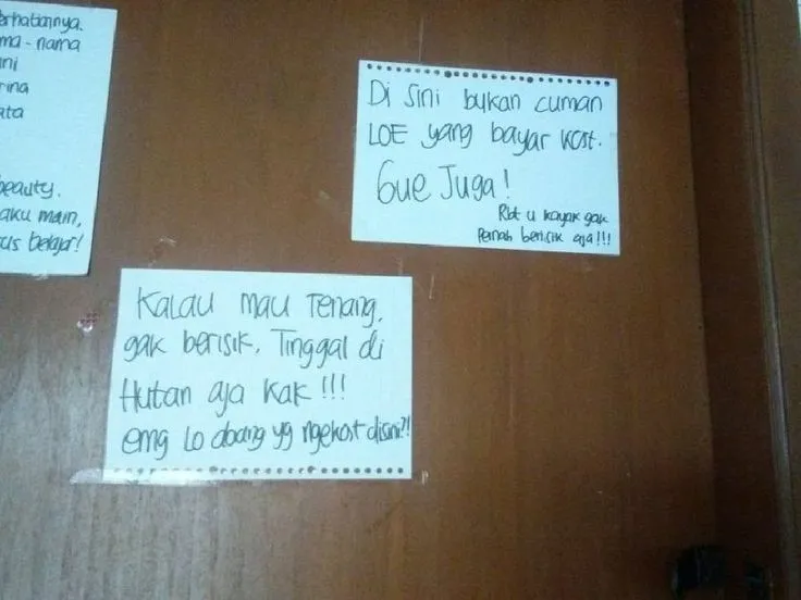 Kerasnya Kehidupan Kos Cewek Tergambar dalam 11 Tempelan Dinding ini. Senggol Bacok! 22