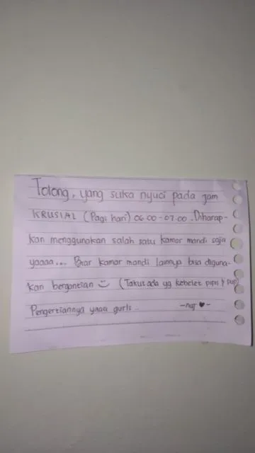 Kerasnya Kehidupan Kos Cewek Tergambar dalam 11 Tempelan Dinding ini. Senggol Bacok! 16