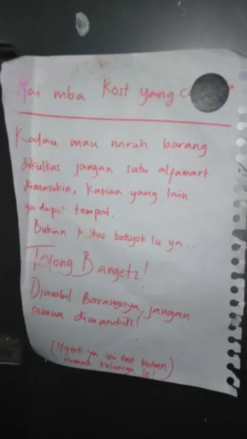 Kerasnya Kehidupan Kos Cewek Tergambar dalam 11 Tempelan Dinding ini. Senggol Bacok! 17