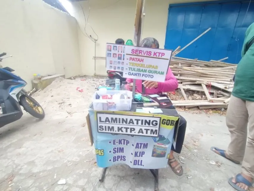 Viral Jasa Servis KTP Rusak ini Sungguh Unik. Kayaknya Kartu Timezone juga Bisa Dibenerin nih 6