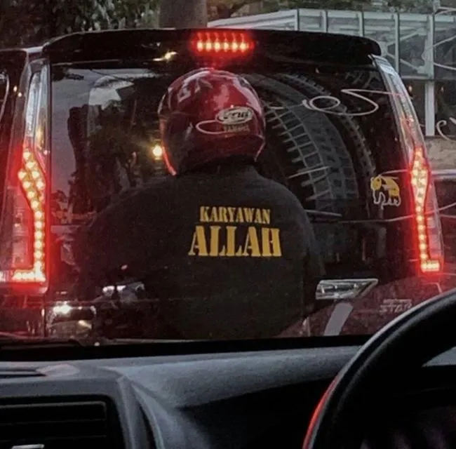 Deretan Kaus Bertulisan Absurd ini Bikin Kita Gagal Fokus. Ini mah Polusi Mata dan Visual! :( 12