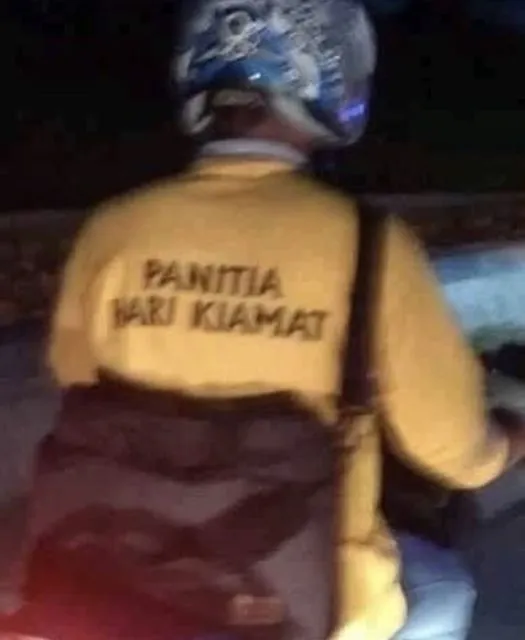 Deretan Kaus Bertulisan Absurd ini Bikin Kita Gagal Fokus. Ini mah Polusi Mata dan Visual! :( 13