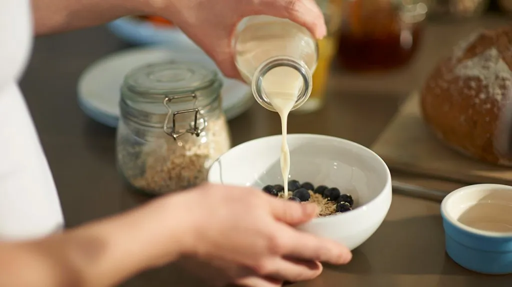 Cara Hemat Bikin Susu Almond yang Ampasnya Bisa Dipakai. Satu Cangkir Kacang Jadi Seliter! 14