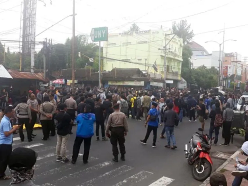 Kamu Pernah Gabut Saat Ikut Demonstrasi? Coba Lakukan 5 Hal ini Aja, biar Lebih Berguna~ 10