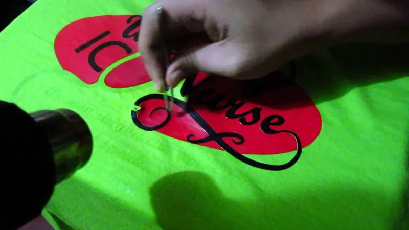 6 Trik Membersihkan Sisa Sablon Baju yang Mengelupas. Bisa Pakai Aseton atau Disetrika Saja 9