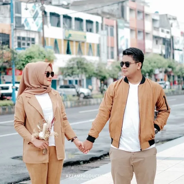 13 Ide Pre-wedding Unik dengan Latar Pertokoan. Sarat Kesan Jalanan yang Sedang Kekinian! 23