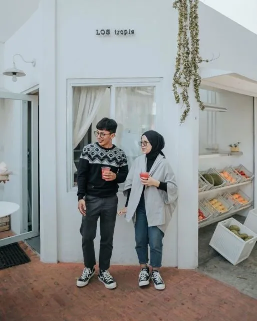 13 Ide Pre-wedding Unik dengan Latar Pertokoan. Sarat Kesan Jalanan yang Sedang Kekinian! 16