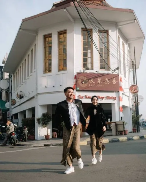 13 Ide Pre-wedding Unik dengan Latar Pertokoan. Sarat Kesan Jalanan yang Sedang Kekinian! 17