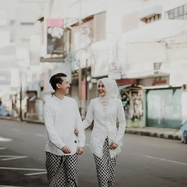 13 Ide Pre-wedding Unik dengan Latar Pertokoan. Sarat Kesan Jalanan yang Sedang Kekinian! 26