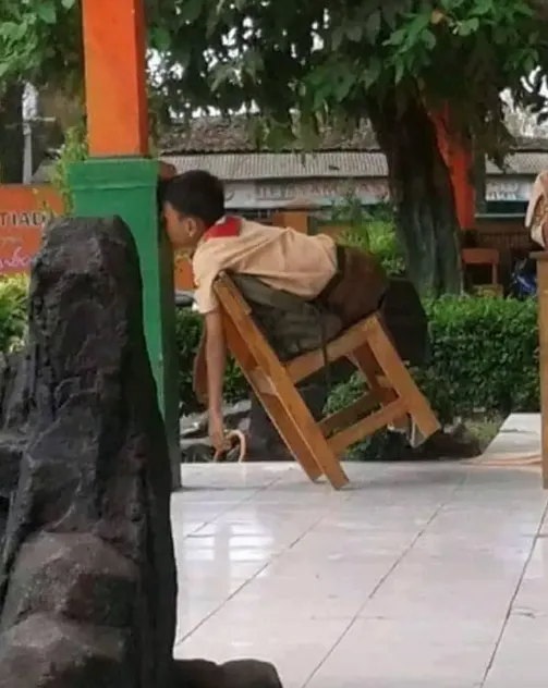 11 Potret Pasrahnya Orang-Orang Kalau Udah Ngantuk Banget. Makanya Jangan Begadang! 21