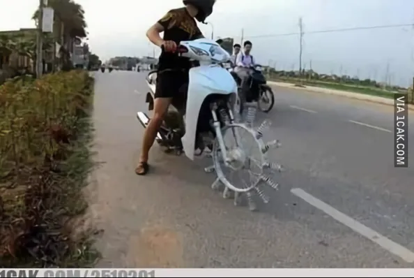 Kreatif sih Boleh Aja. Tapi Kalau Modifikasi Sepeda Motor Model Begini, Apa Tujuannya, ya? 12
