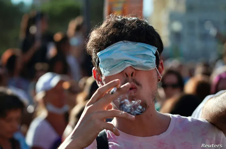11 Potret Kocaknya Orang-Orang Pakai Masker. Pantesan Pandemi Nggak Kunjung Usai! :( 15