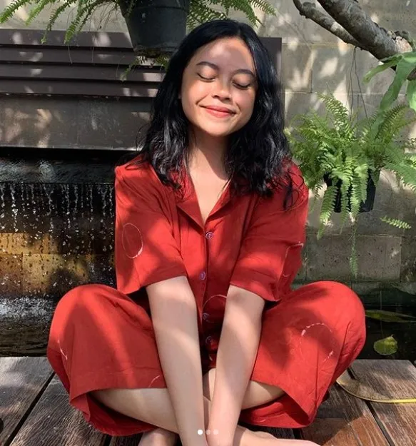 8 Anak Seleb yang Gayanya Justru Sederhana; Pakai Kaus ke Manapun Enjoy Aja! 11
