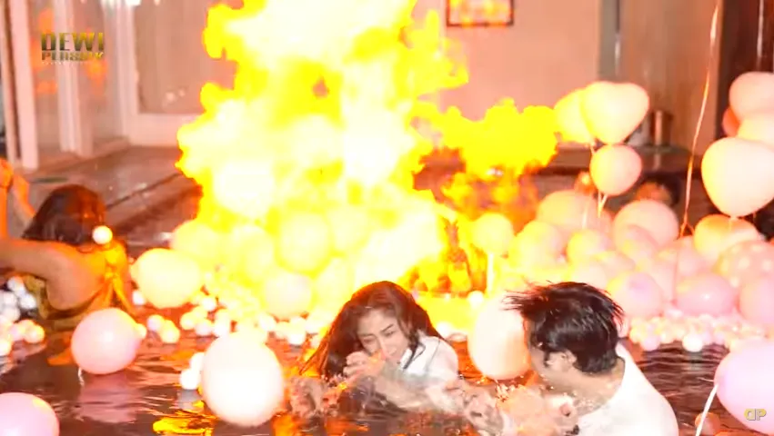 Dewi Perssik Rayakan Ulang Tahun Suami di Kolam Renang Penuh Balon. Malah Meledak Akibat Lilin! 5