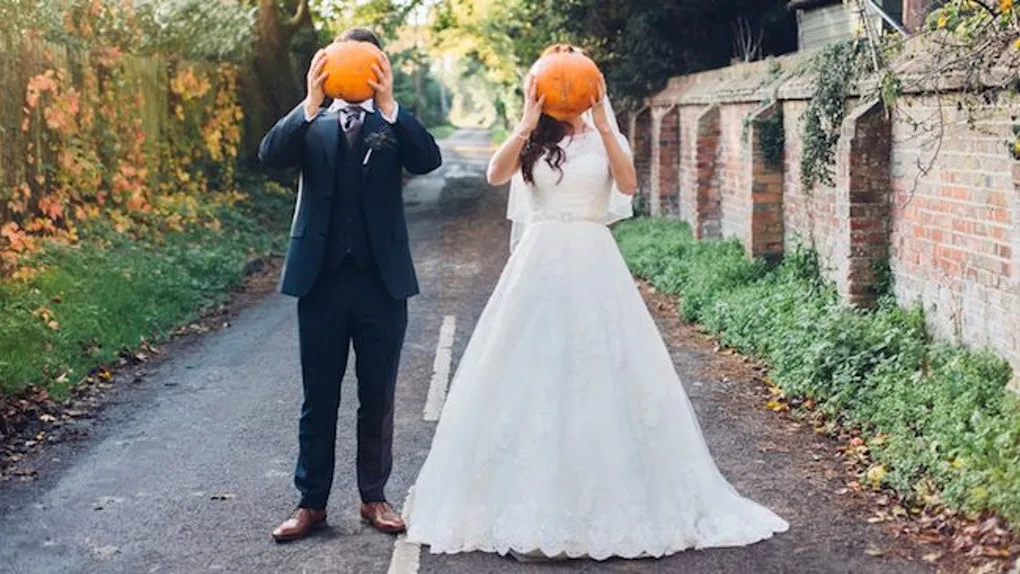 8 Ide Unik Foto Pasangan Pengantin Tema Halloween. Super Nyentrik, tapi Nggak Gitu Seram kok~ 9