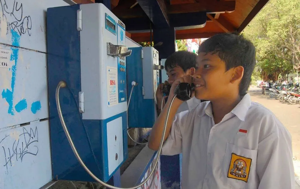 Nostalgia Telepon Umum Koin yang Udah Punah. Ngobrol jadi Terkesan Romantis~ 10