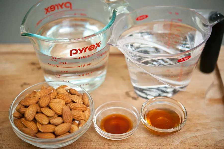 Cara Hemat Bikin Susu Almond yang Ampasnya Bisa Dipakai. Satu Cangkir Kacang Jadi Seliter! 8