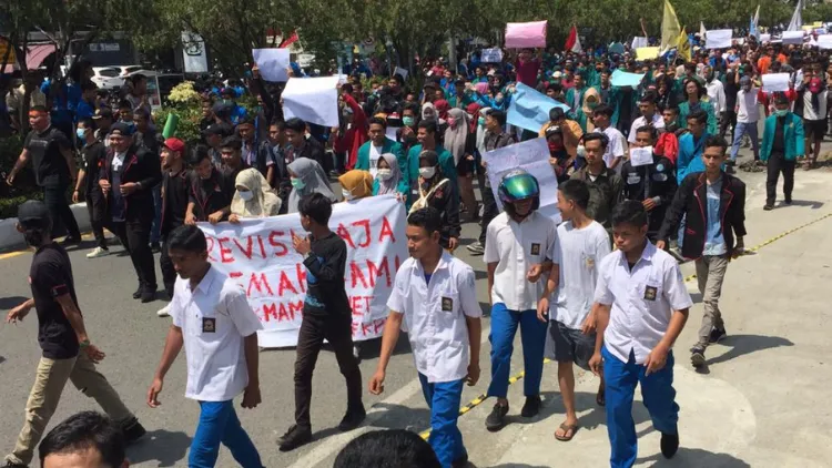 5 Alasan Kenapa Kita Nggak Perlu Nyinyirin Anak SMA & STM yang Ikut Demo. Pada Sensi Amat~ 10