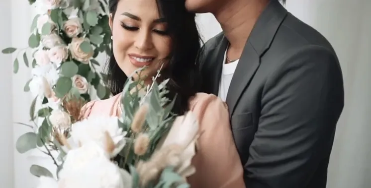 Manisnya 10 Potret Pre-wedding Kevin Aprilio dan Vicy Melanie. Serba Hitam Namun Tetap Elegan! 16