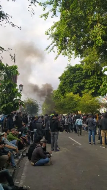 Aksi Damai Nggak Pernah Didengar, Giliran Rusuh Dinyinyirin. Memang Paling Bener Demo Masak~ 7