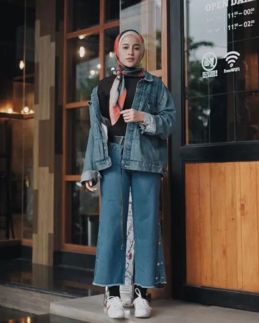 9 Cara Tampil Sporty Kalau Bosan Sama Gaya Feminin; Tetap Sederhana Walau Kelihatan Beda! 12
